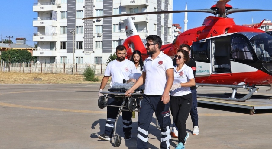 Boğazına kalem kapağı kaçan minik Muhammet, ambulans helikopter ile hastaneye kaldırıldı