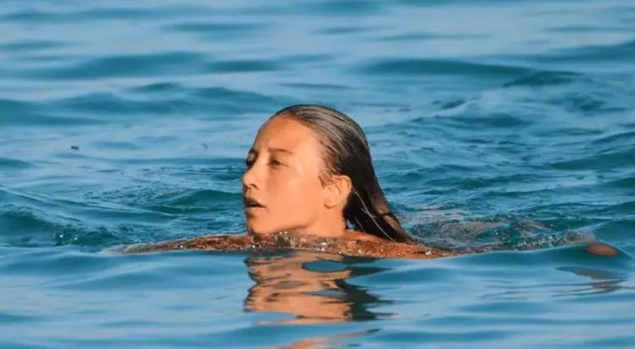 Aleyna Kalaycıoğlu tek başına tatilde