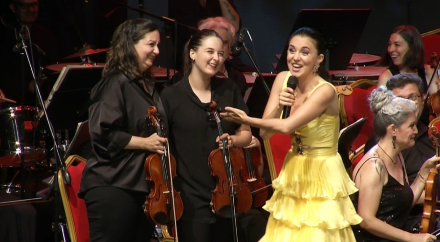 Keman sanatçısının en özel konseri; orkestra üyeleri hastalanınca 16 yaşındaki kızıyla sahne aldı