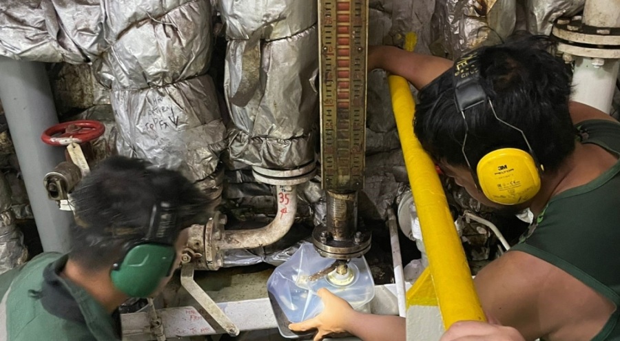 Denizde tonlarca kaçak akaryakıt yakalandı