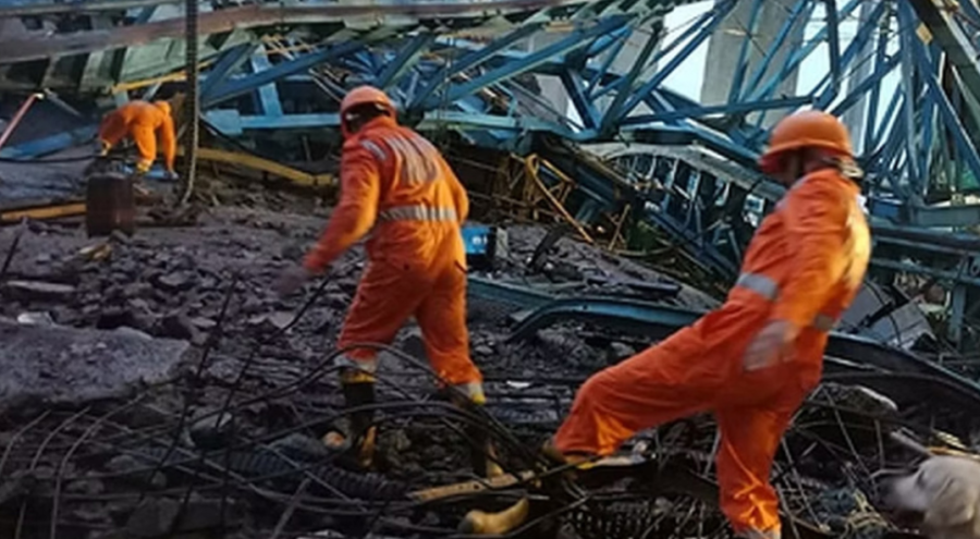 Köprü inşaatında vinç devrildi: 17 işçi öldü