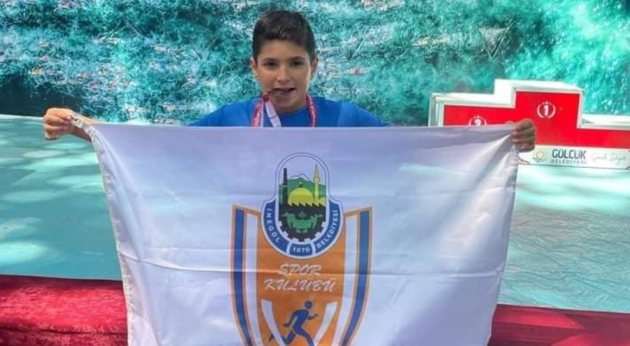 İnegöllü sporcu Körfez açık su yarışında kulaç attı