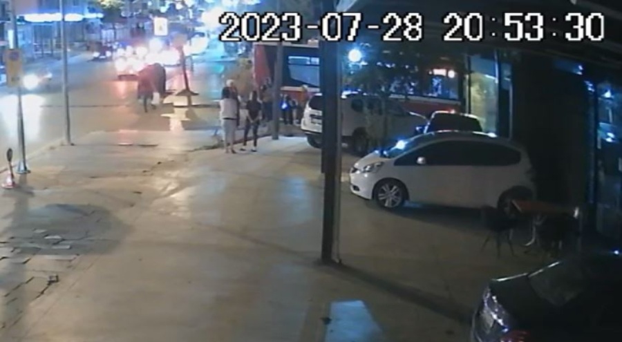 Kaldırımda unutulan telefonu alıp uzaklaştı