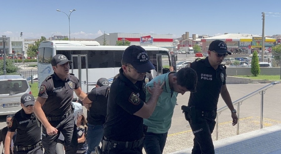 Kan donduran cinayet: Uykusundan uyandırıp, evinin kapısında öldürdüler