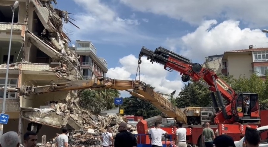 Kartal'da bina yıkımı yapan iş makinası devrildi