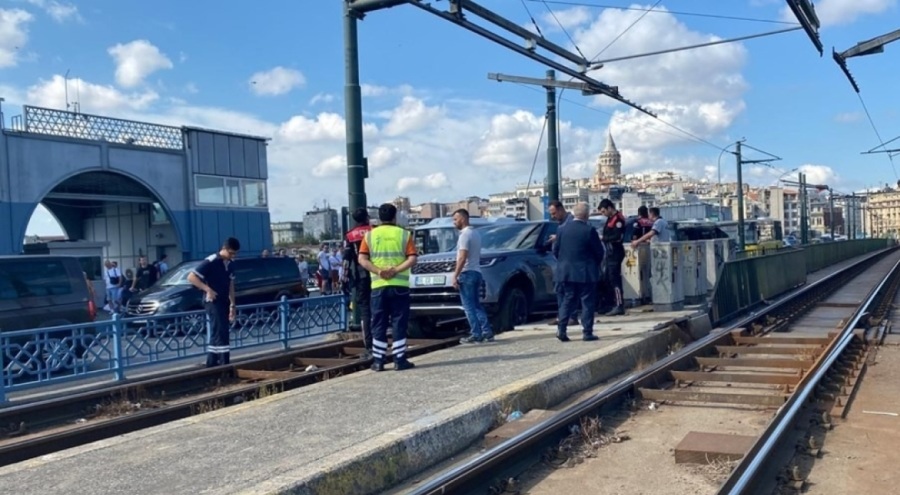Galata'da bir cip tramvay yoluna girdi, asılı kaldı