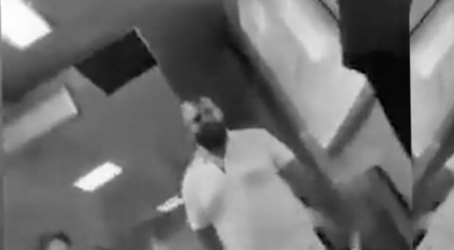 Kadınların bacaklarını çeken Libyalı turisti etkisiz hale getirip polise teslim etti