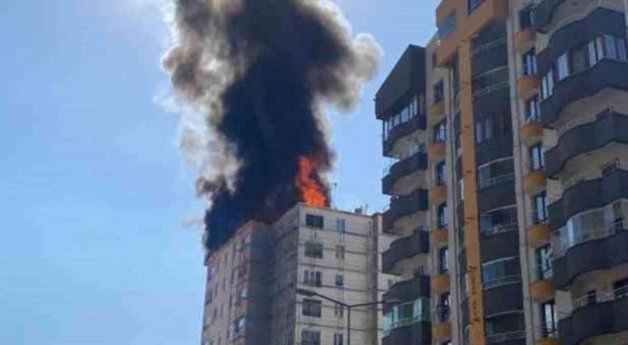 Kayseri'de 13 katlı binanın çatısını alevler sardı!