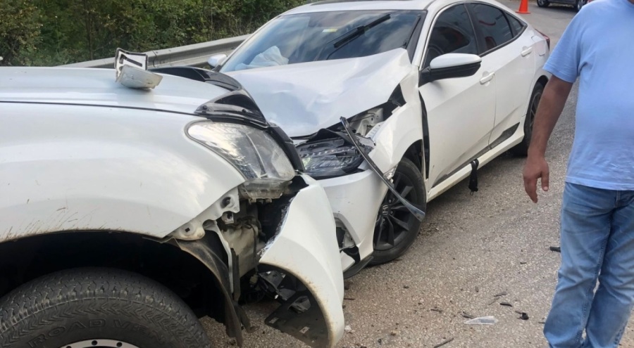 Bursa'da kamyonet ile otomobil kafa kafaya çarpıştı: Yaralılar var