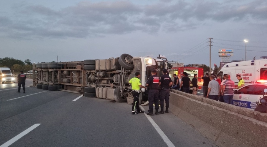 Virajı alamayan TIR devrildi, içinden bira kutuları çıktı