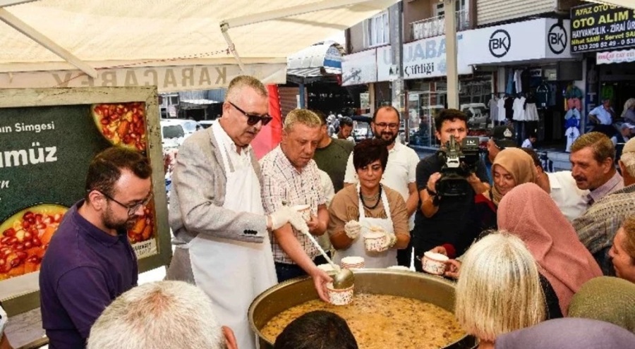 Karacabey'de vatandaşlara aşure dağıtıldı
