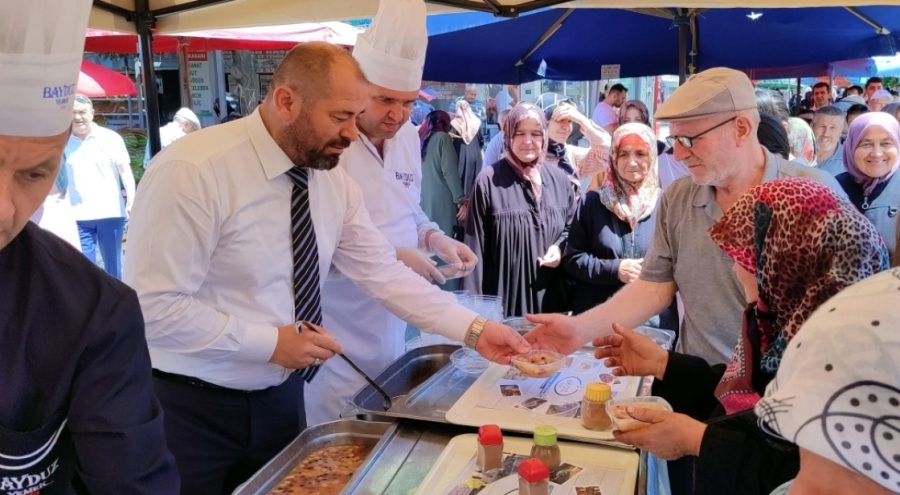 Başkan Aykurt vatandaşlara aşure dağıttı