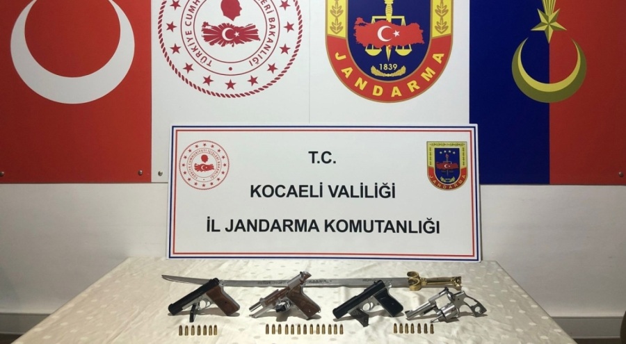 Operasyon yapılan evden kılıç çıktı