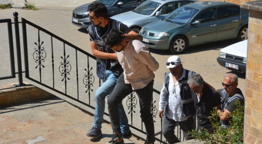 Birlikte yaşadığı kadının parmaklarını satırla kesti!