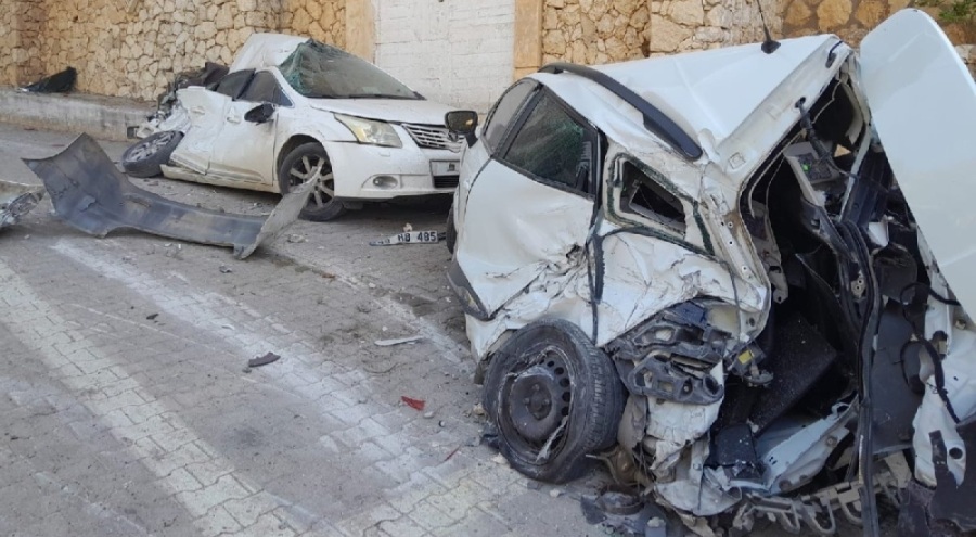 Beton mikseri, 11 araca çarpıp devrildi