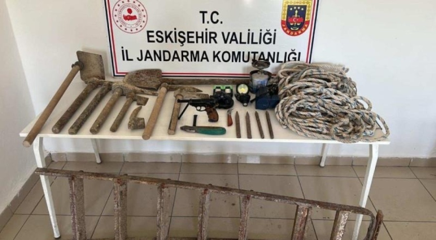 Define ararken suçüstü yakalandı!