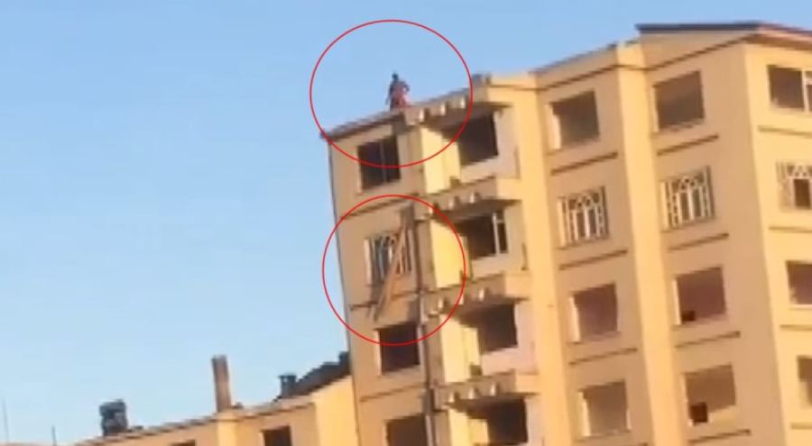 Ağır hasarlı binadan iple malzeme indirdiler!