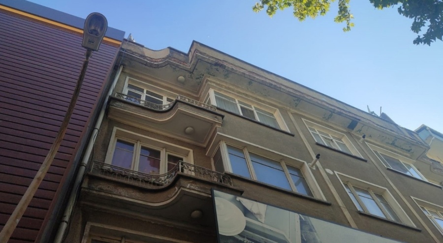 Yolda yürürken baba ile kızının başlarına beton parçası düştü