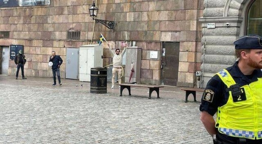 Danimarka'da Türk Büyükelçiliği önünde Kuran yakma eylemi