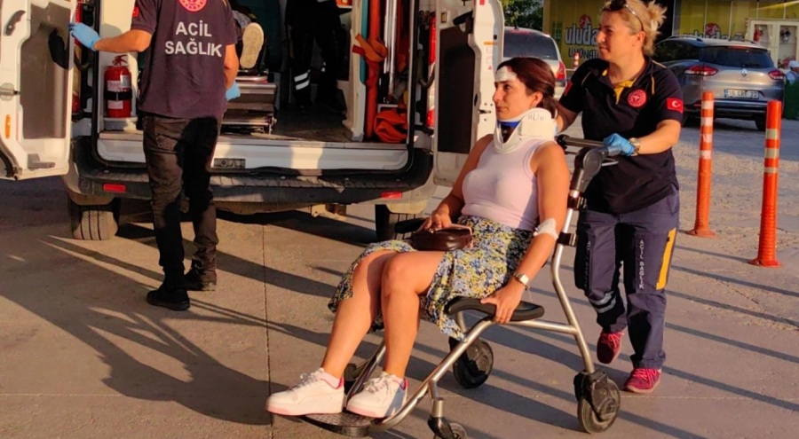 Bursa'da 2 otomobil çarpıştı; 5 kişi yaralandı