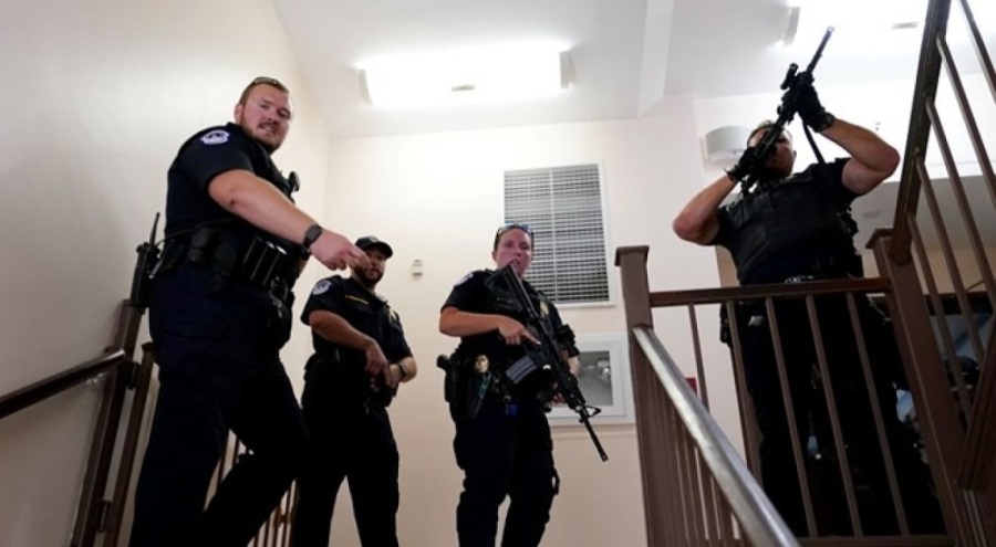 ABD Senatosu'nda silahlı saldırgan alarmı!