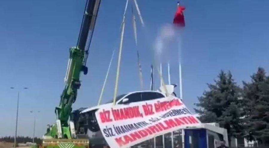 Sıfır otomobil arıza yapınca 472 bin lira masraf çıktı! Aracı bayinin önünde vince astı