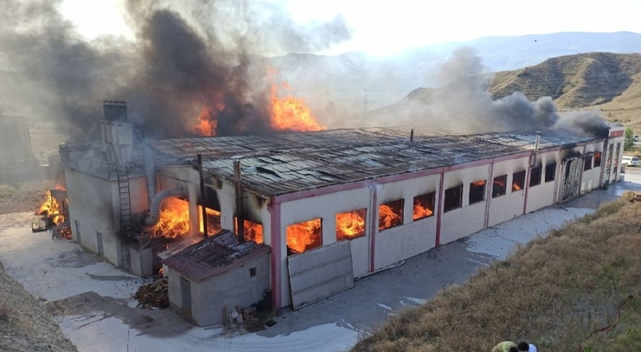 Kastamonu'da kapı fabrikasında yangına müdahale sürüyor