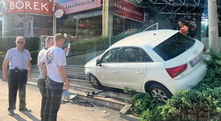 Aşırı hız yapan otomobil site merdivenine çarptI