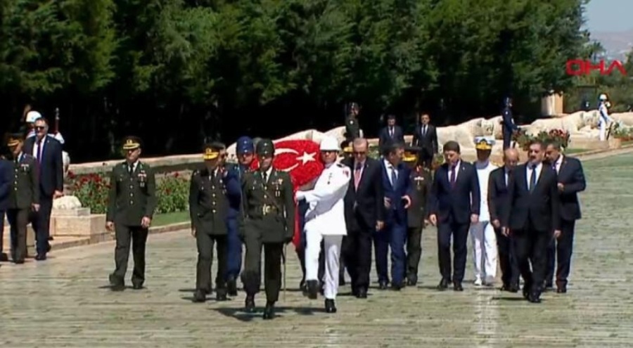Cumhurbaşkanı Erdoğan YAŞ toplantısı öncesi Anıtkabir'de