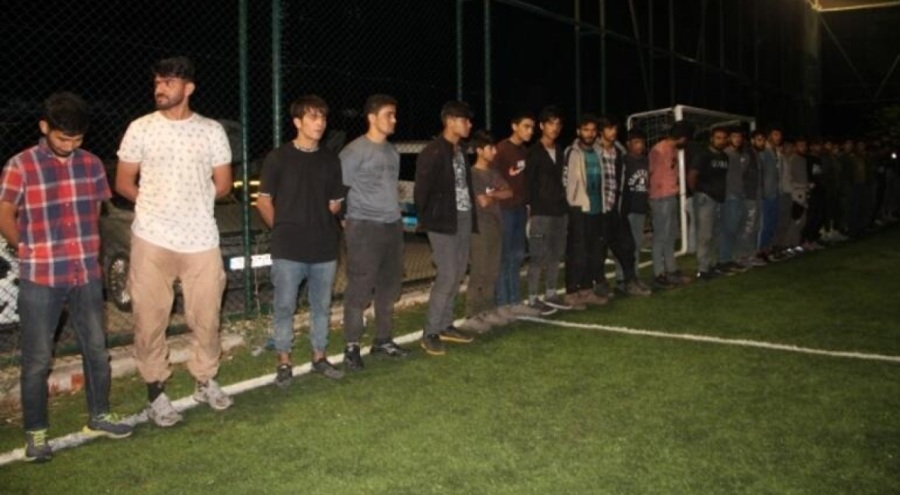 Polisin durdurduğu TIR'da 70 kaçak göçmen yakalandı