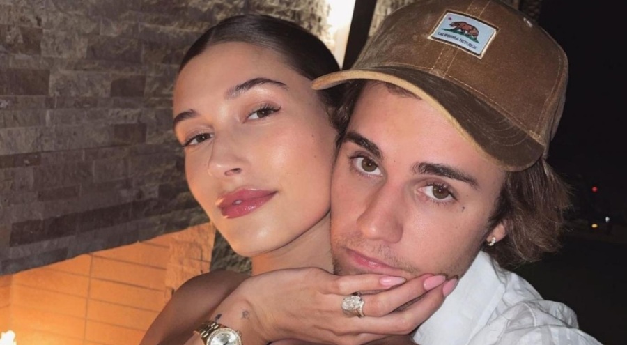 Hailey Bieber karnını tutarak gezince hamile dedikoduları çıktı