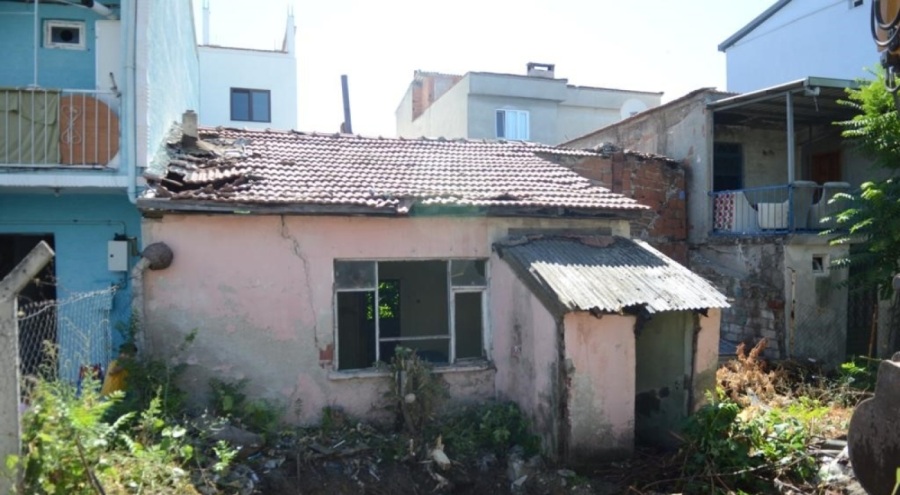 Bursa Osmangazi'de 2 katlı metruk bina yıkıldı