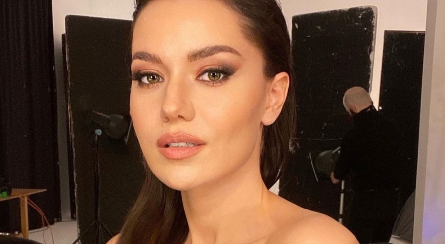 Fahriye Evcen kot bikinisiyle güneşlendi