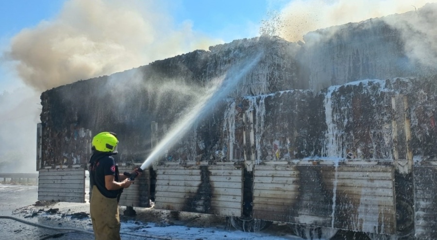Balıkesir-Bursa karayolunda tır alev topuna döndü!