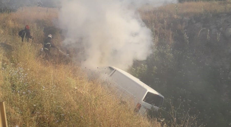 Bursa'da minibüs şarampole uçup yandı! 2 yaralı
