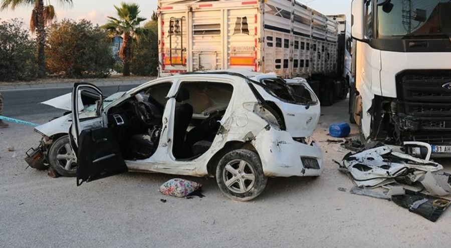 Hatay'da park halindeki tıra çarptı: 2 ölü 2 yaralı