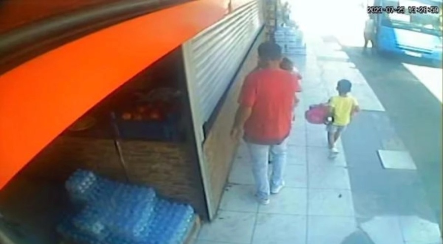 Adana'da alışveriş yapan kadının çantasından telefonunu çaldı