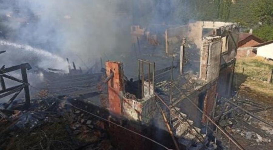 Kastamonu'da 3 ev yandı; oğlunu yangından kurtarırken yaralandı