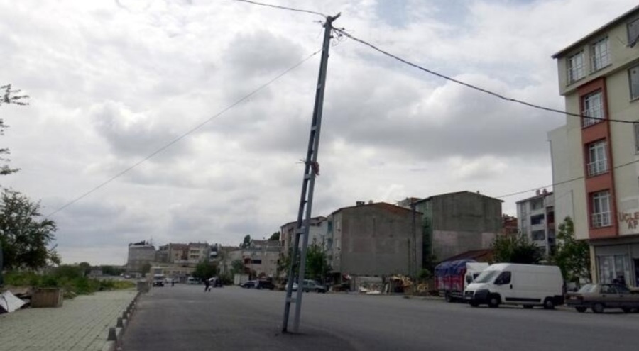 Yol genişledi, kaldırımdaki direk yolun ortasında kaldı