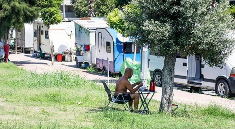 Karavan park edilen sokak karavan galerisine döndü