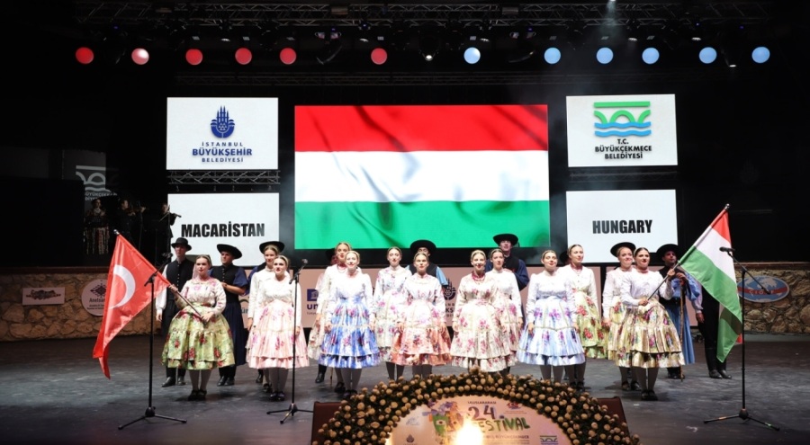 Festival için Türkiye'ye gelen Macar dansçılar İzmir Marşı'nı söyledi