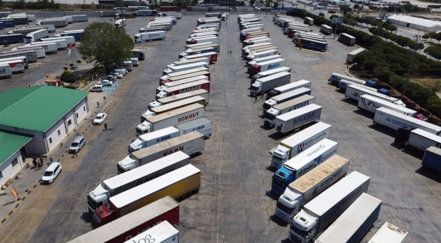 'Kaçak göçmenlere' karşı TIR'lara güvenlik kamerası kurdular