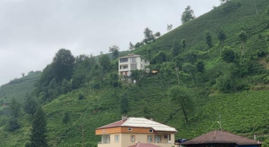 Babalarının evini yıkmaya kıyamayıp üstüne ev yaptılar!