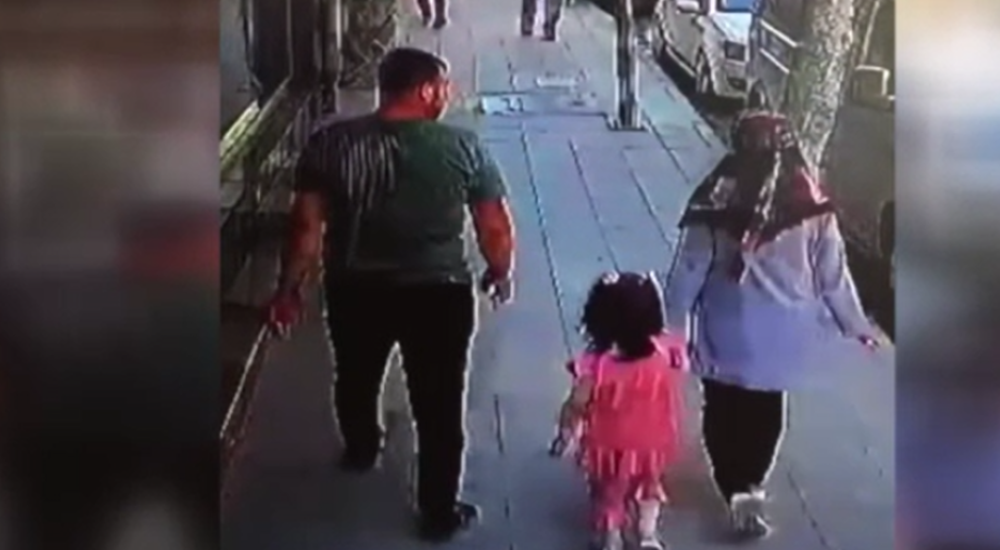 Kaldırımda yürürken üzerlerine binadan beton parçaları düştü!