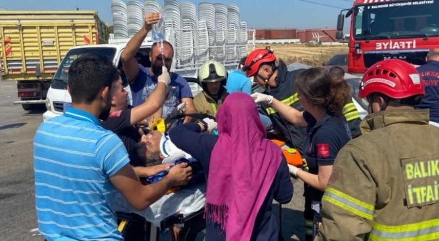 Bandırma'da yola kontrolsüz çıkan kamyonla otomobil çarpıştı!