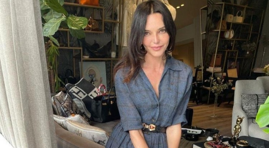 Hande Ataizi'den güneş banyosu