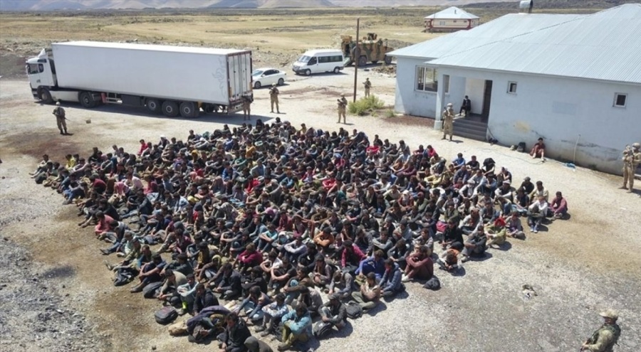70 kaçak göçmen TIR dorsesinde ekiplerce yakalandı