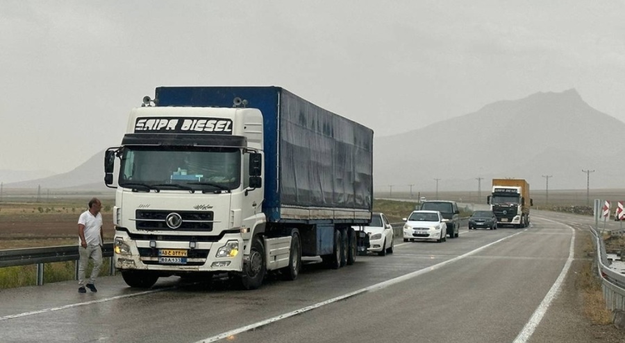 Türkiye-İran kara yolu sel nedeniyle ulaşıma kapandı