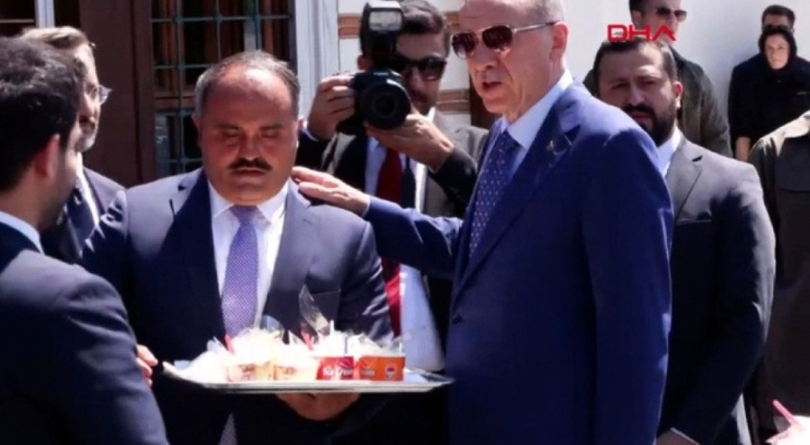 Erdoğan, basın mensuplarına dondurma ikram etti: Bu havada iyi gider değil mi?"