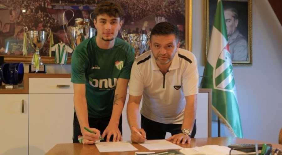 Bursaspor, Melih Sağlam'la profesyonel sözleşmeye imza attı